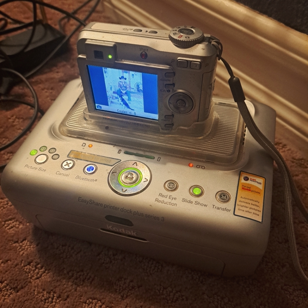 Kodak EasyShare C643 6.2MP Digital Camera - Silver Metallic Used & Printer dock